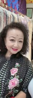 香港资深女星罕见真发示人，明显瘦了一圈，早前跌倒后走路需人扶