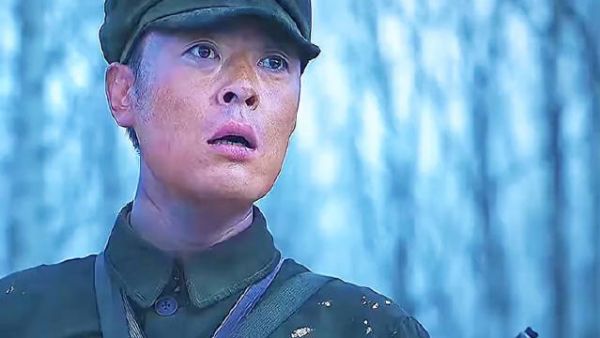 女兵自以为是不听命令 下一秒直接踩到地雷 这下惨了