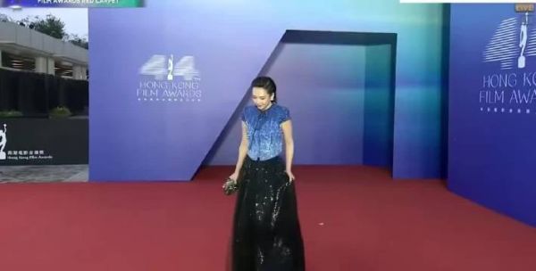 章子怡穿阿玛尼压轴走金像奖红毯,剪了短发很霸气
