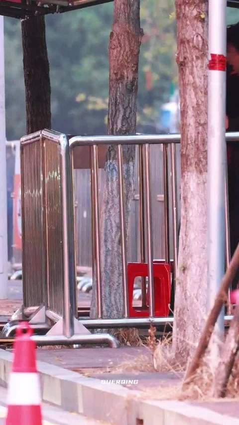 阿云嘎黑天鹅妆造，燕尾服羽毛尽显舞台审美