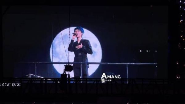 王俊凯演唱会伴舞送小蛋糕，爸爸台下见证
