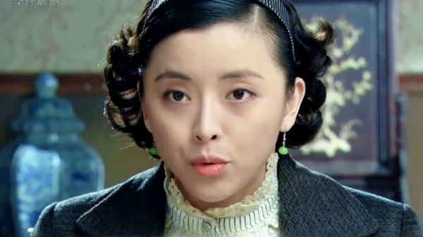 那文无意中发现秀儿和一郎好上了三妯娌齐上阵让她与传武离婚 ！