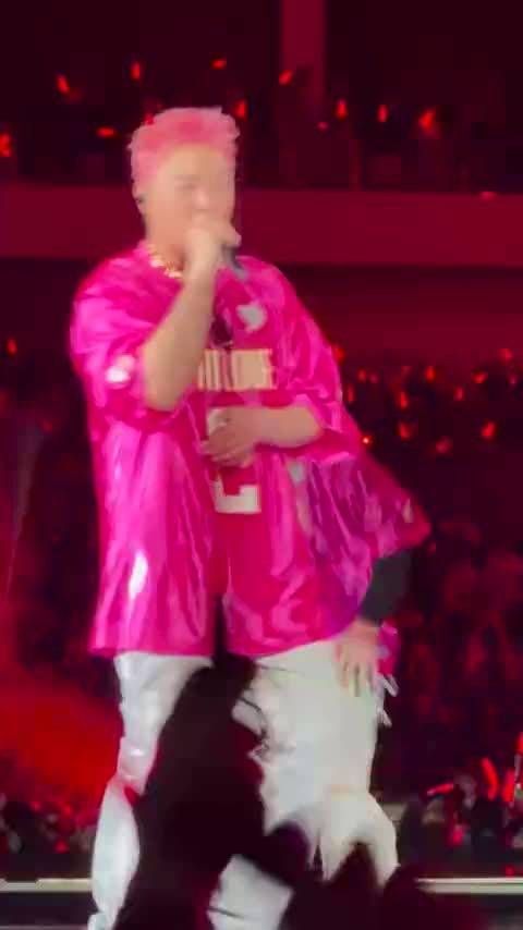 潘玮柏上海演唱会雨天脚滑，瘦身成功粉毛登场