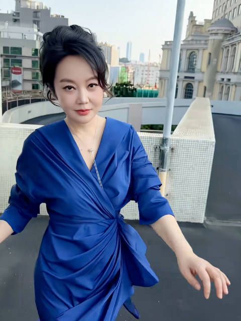 闫妮高开叉蓝裙亮相湾区升明月晚会，状态舒展优雅