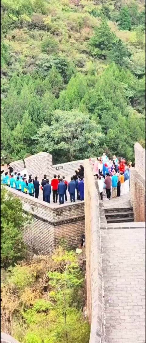 哇塞，听着是合唱《我和我的祖国》，我记得19年肖战也参与合唱过这首
