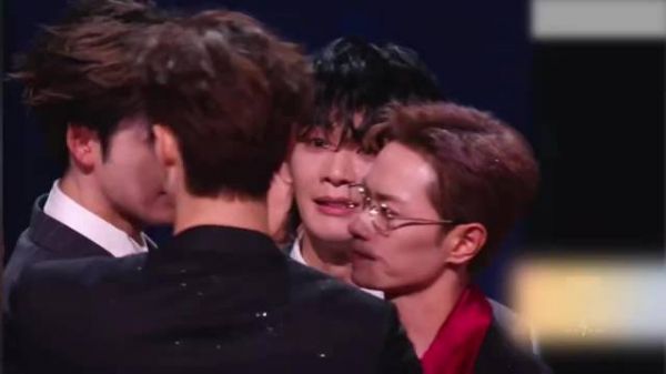 王赫野安慰张卓尔,三公《24个比利》后队友离场痛哭