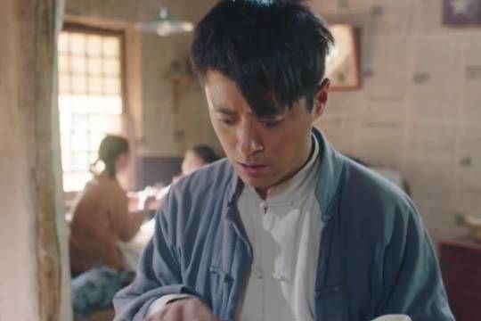 村里借来战备粮应付检查,不料熊孩子嘴馋,偷偷吃光了馒头皮!