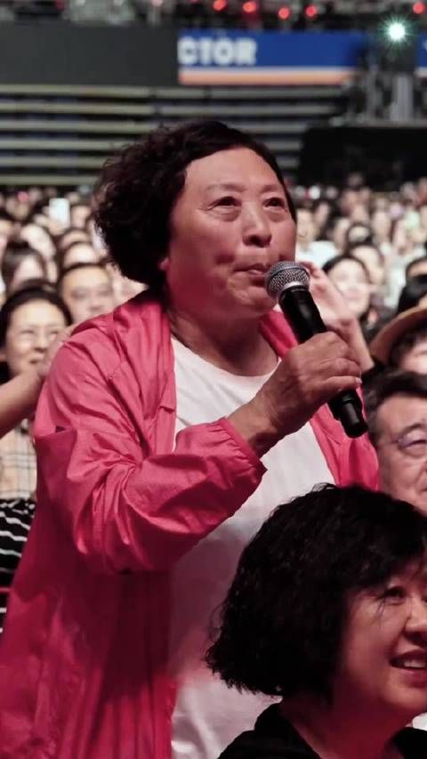 妈妈忽然出现在演唱会的现场，这个77岁的老太太还是那么可爱！
