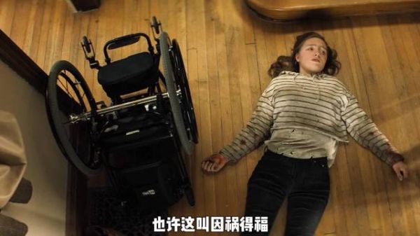 女孩摔下楼梯意外恢复知觉，求救时被养母开车追回