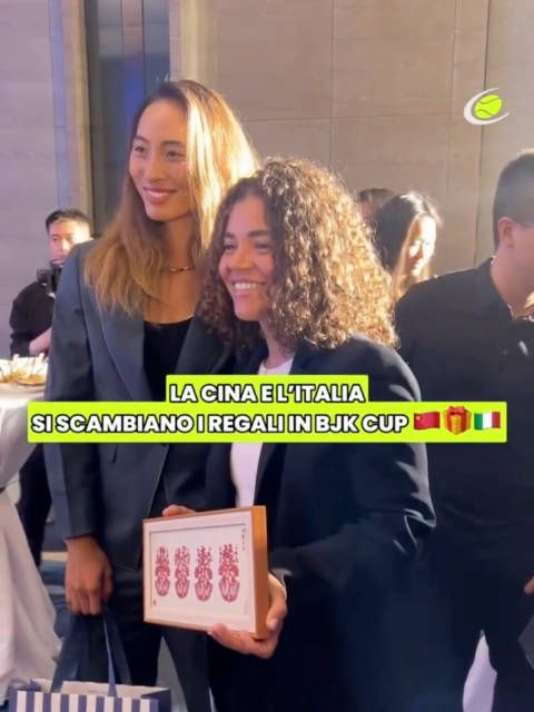 比杯晚宴各国晚宴造型，郑钦文与保利尼合影