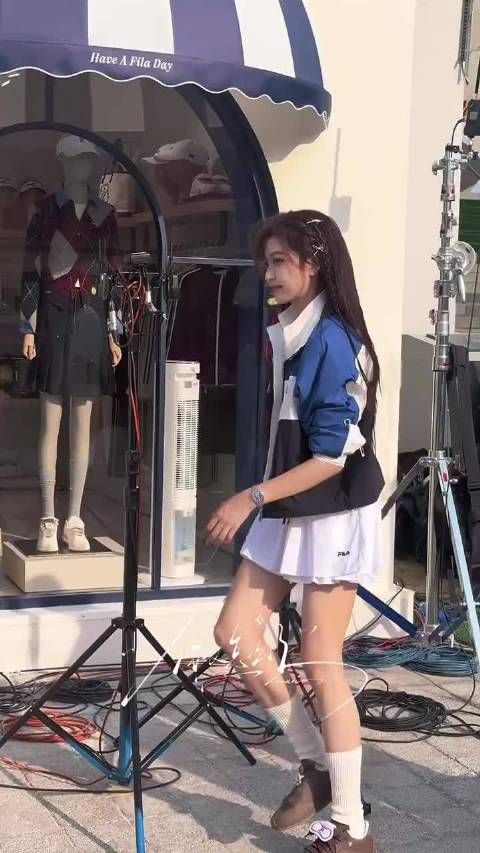 孙千运动风学姐造型亮相，FILA联动