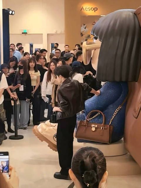 檀健次今日mk活动人气爆棚，皮夹克造型气场全开