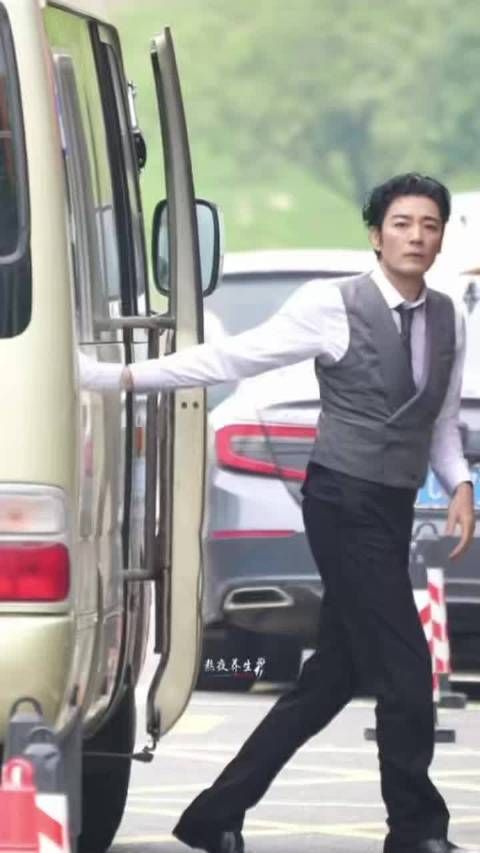 李光洁衬衫领带黑框眼镜，车内办公复刻Luke造型