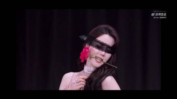 迪丽热巴蒙眼咬玫瑰花,派对宠粉玩开了