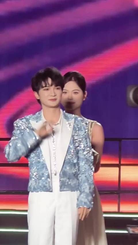 周深又给生米们争光了，恭喜荣获年度优秀演唱