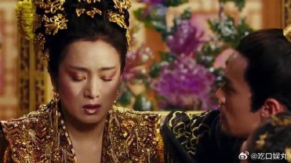 王后晕倒，还不忘刺绣，王子一个眼神秒懂有情况