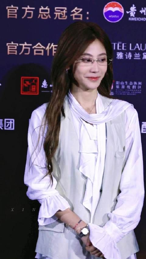 袁一琦红毯眼镜造型，又美又帅亮相微博音乐盛典