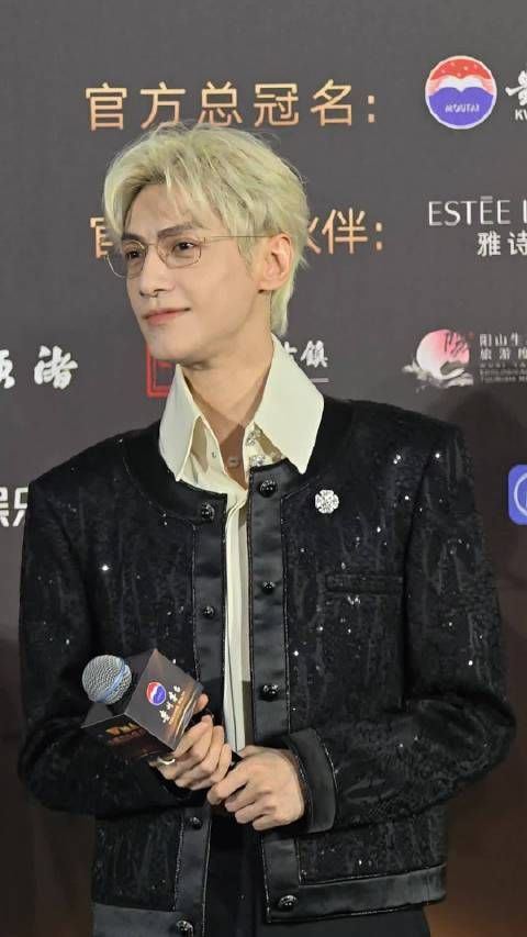 罗云熙银发金丝眼镜贵公子感，分享无限演唱会概念