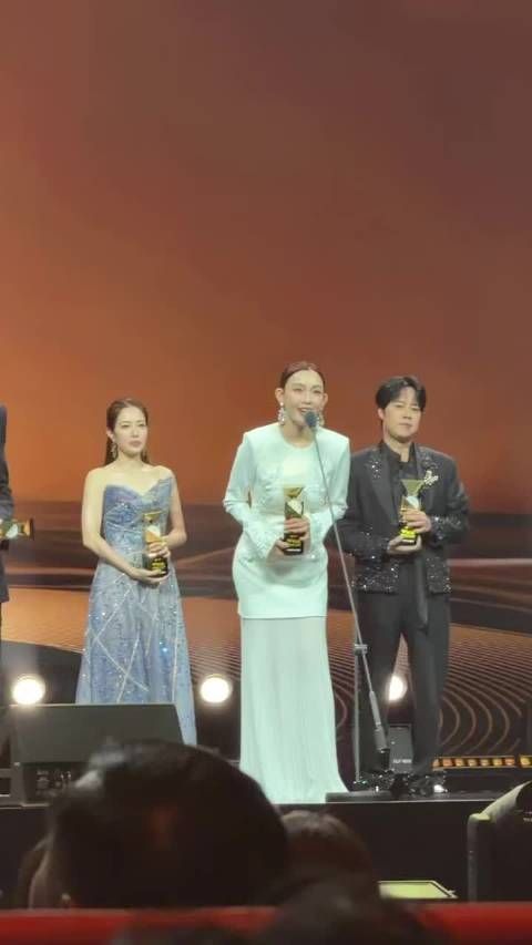 新浪娱乐突击队@范范范瑋琪 的获奖感言是祝大家身体健康范范加油！…