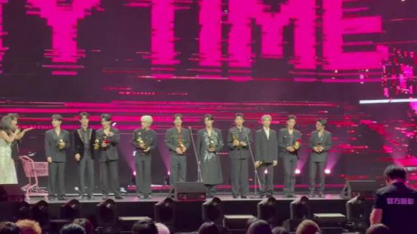 十个勤天全员小狗耳朵亮相WMA微博音乐盛典十人十色