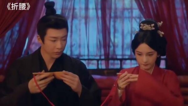 折腰：侯爷小乔成婚一年后，才给她补上洞房夜，第一次都紧张坏