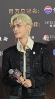 罗云熙银发金丝眼镜贵公子感，分享无限演唱会概念