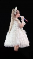 谢娜主持WMA微博音乐盛典，网友期待舞台表演