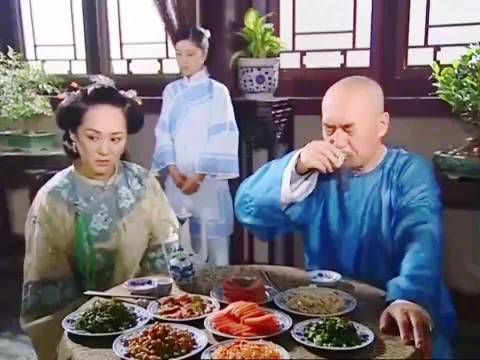 儿子领着漂亮姑娘回家，父亲一看立马跪下磕头，还强逼儿子一起跪