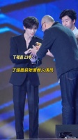 恭喜小丁获M榜年度新人！真是未来可期了！刺杀小说家2 M盛典