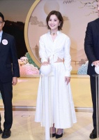 香港知名女星亲口否认怀孕，穿露腰裙现身，用实际行动粉碎传闻