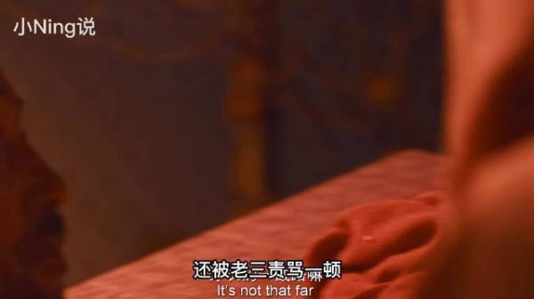 寒夜村口一束光，她用手电筒和焐热水等他