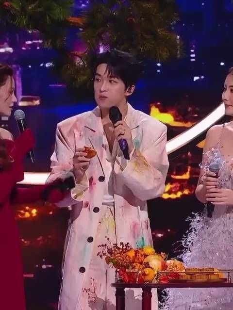 黄子弘凡吃月饼被噎翻白眼，中秋夜表情管理失控