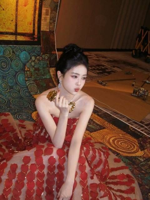 芭莎为白鹿宋雨琦庆生，白鹿红裙美神降临
