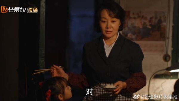 婆婆过生日，黄玲辛苦做了一大桌菜 不料却让她去厨房吃饭！