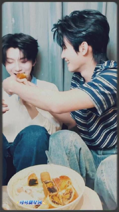 郝熠然宠物中秋享用月饼