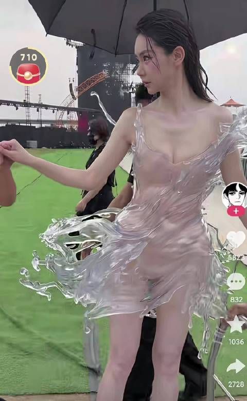 戚薇身穿大胆礼服，皮肤白皙身材抢眼