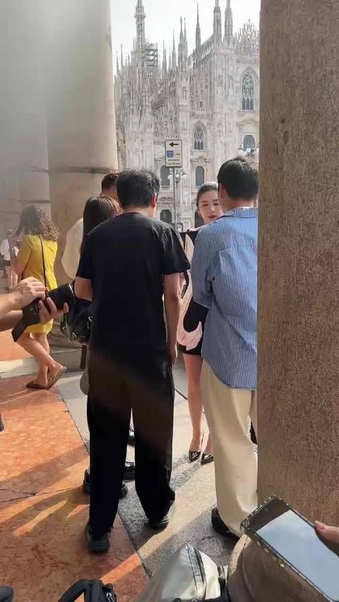 网友米兰偶遇黄奕，黑裙盘发优雅气场足