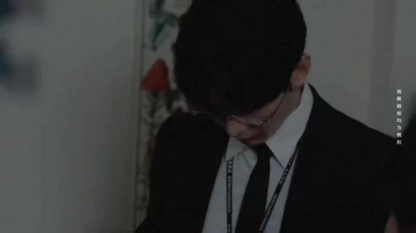 成毅眼镜一戴气质全变，凌厉劲儿判若两人