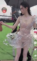 戚薇身穿大胆礼服，皮肤白皙身材抢眼