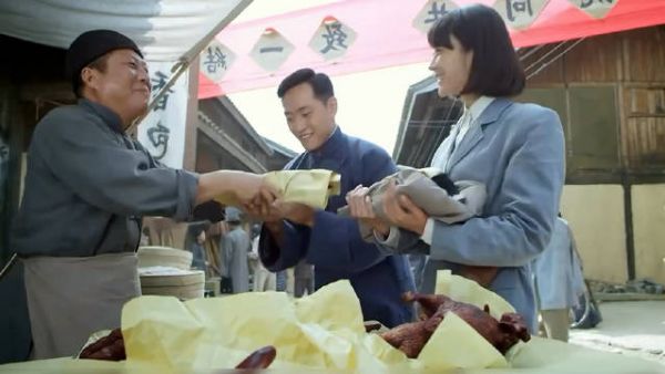 内奸趁八路不注意，竟在烤鸭嘴里放纸条给汉奸传递情报！