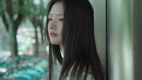 淡颜长发清冷倔强，青春疼痛文学天选女主