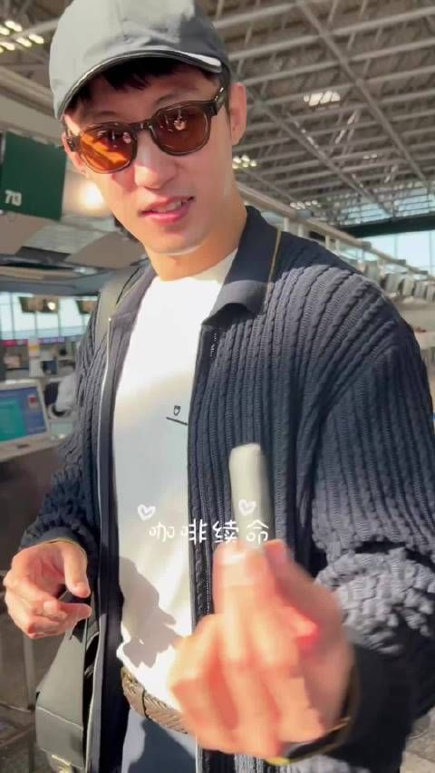 黄景瑜米兰返程送机直拍太有感觉，原声唠嗑随性又可爱…