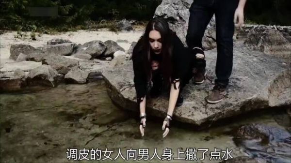 调皮的女人往男人身上洒水
