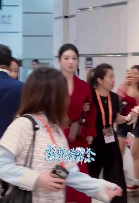 杨紫出席金鹰奖提名表彰，一身红衣气场全开啊