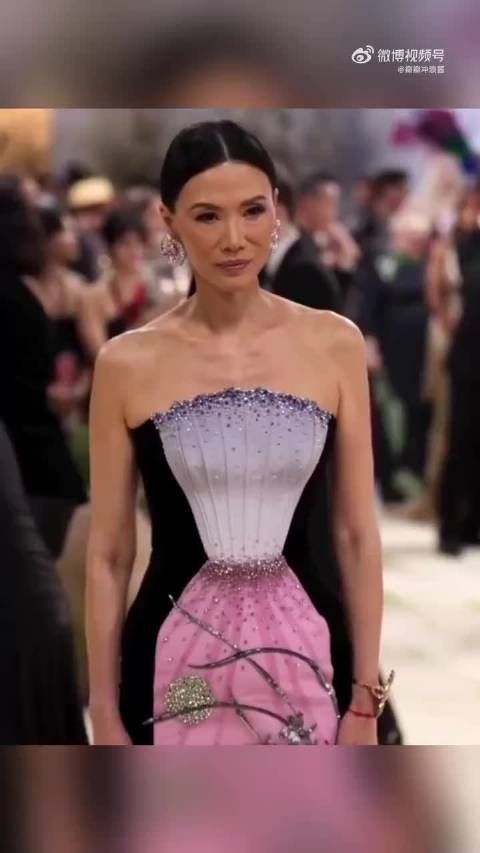 邓文迪母女亮相名流聚会，两女瘦肖似默多克，继承遗产或联姻