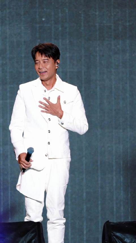 李克勤演唱会，因为天气原因，迟到2小时