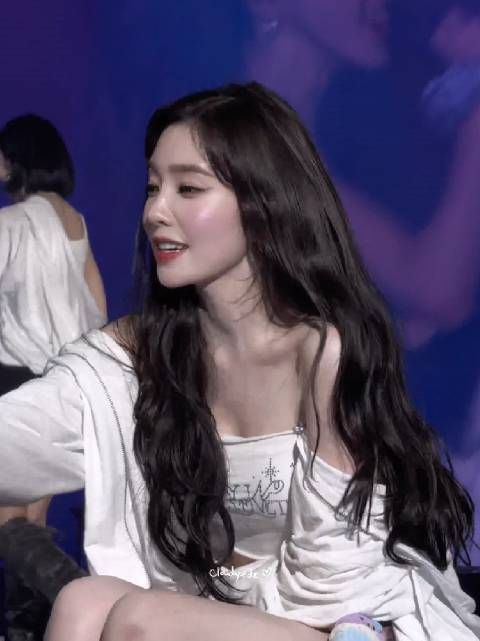 真是太喜欢这段舞台表演了,这个女孩子真是又美又热情,太青春阳光了!