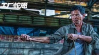 惊心动魄！女人用电风扇智斗蟒蛇，救出女儿的惊险一幕！