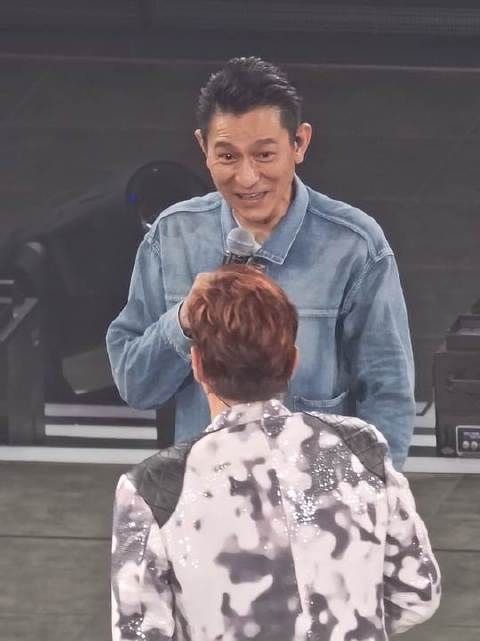 刘德华恳请校长把演唱会唱下去吧!我真心盼着——这舞台不能停!