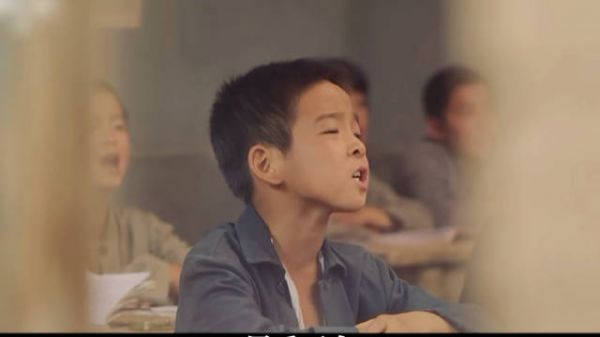 一路的风霜消解了彼此的隔阂，一老一小从冰冷的买卖关系慢慢互相慰藉…